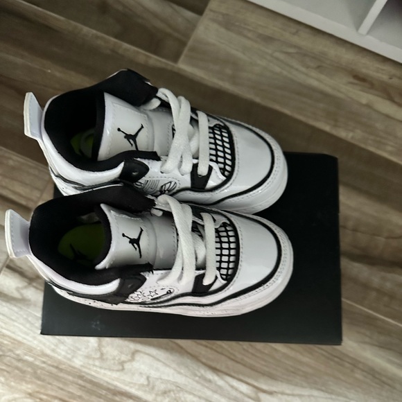 Never worn jordan 4 retro sneakers - Picture 2 of 5